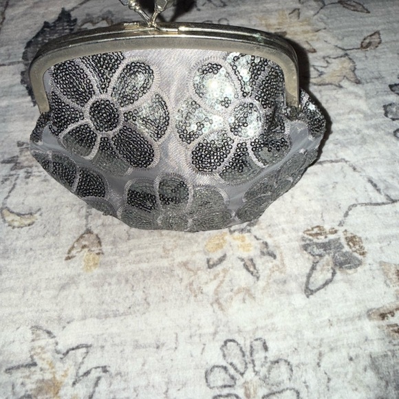 Elegant Gray Floral Sequin Clutch - Picture 4 of 4